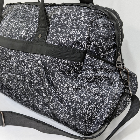 🦄 RARE Lululemon Reflective All Day Duffle Bag - Picture 9 of 16